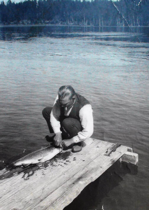 Kalastuksenvartija Ville Pykäläinen Kalamajan laiturilla