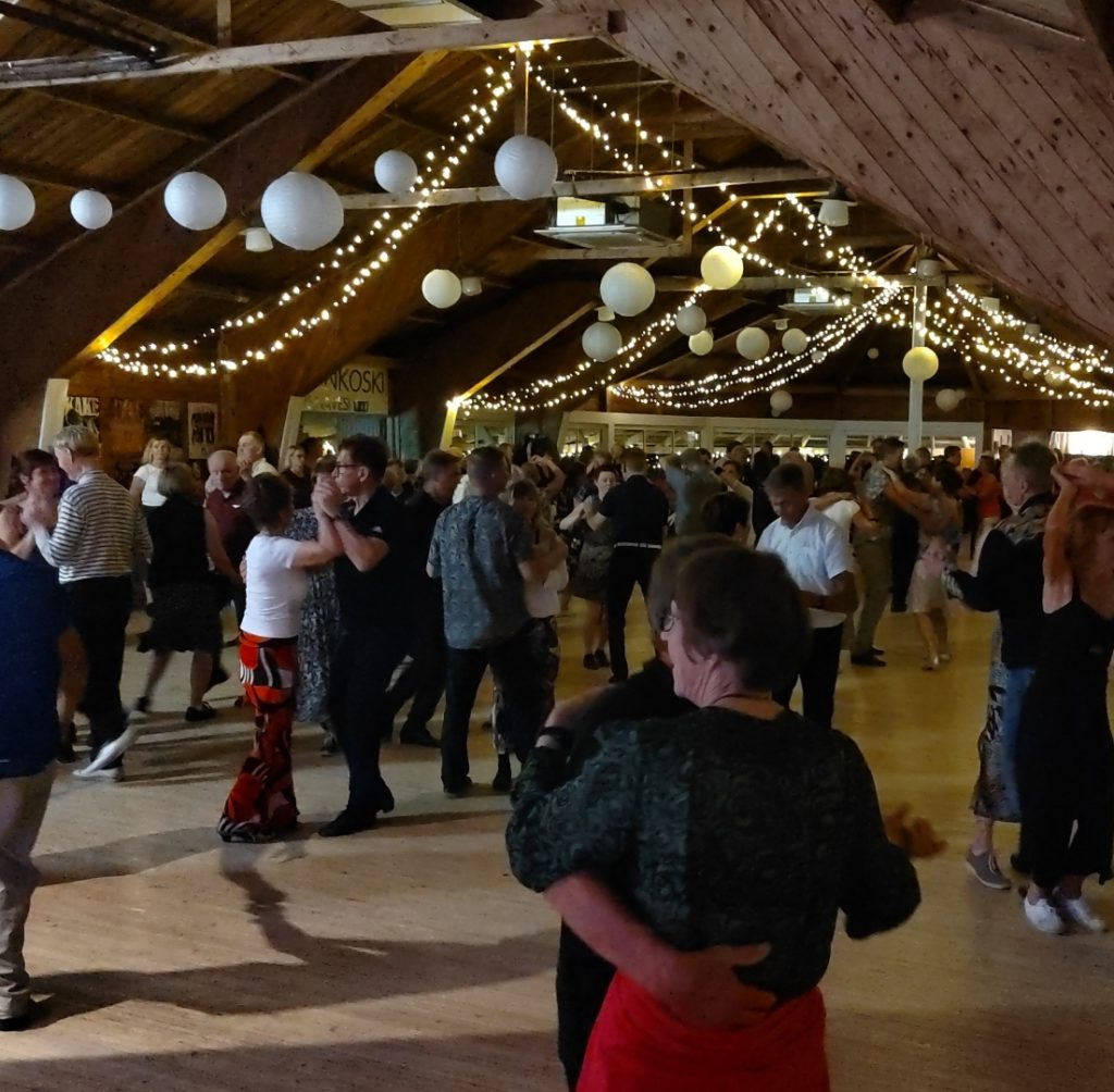 Kermakosken tanssilavalla tanssii ihmisiä