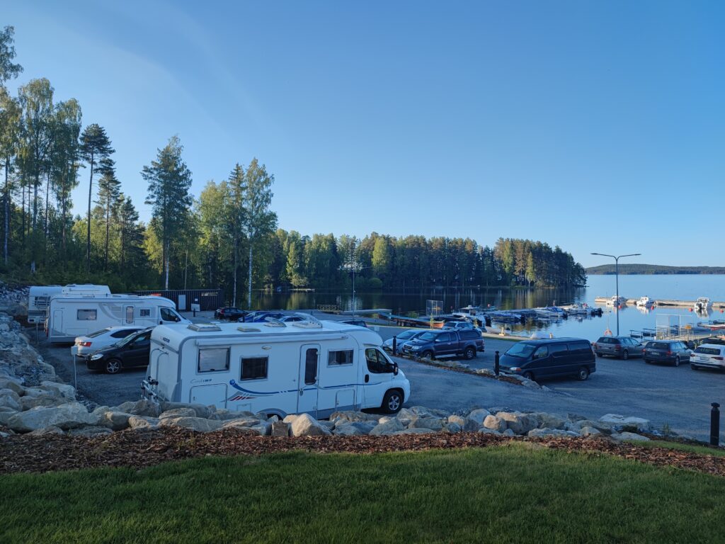 Kermanrannan matkaparkissa matkailuautoja